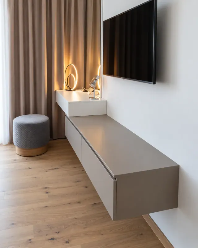 Grey, pogled 5