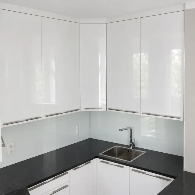 White, pogled 7