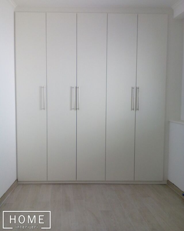 Od ruba do ruba - prostor maksimalno iskorišten 💪Želite namještaj koji je po mjeri i po vašem stilu? Nazovite nas na 📞 +385 98 194 1132Za više informacija javite nam se u DM ili ostavite upit na našoj web stranici!www.HomeInterijeri.hr#HomeInterijeri #Interior #Design #dnevniBoravak #moderniDizajn #tamniTonovi #drveniDekor #luksuzniNamještaj #kvaliteta #sofisticiraniStil #interijerInspire