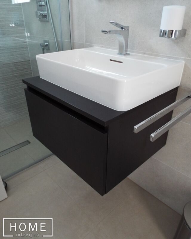 Moderno, jednostavno, kompaktno 😎Želite namještaj koji je po mjeri i po vašem stilu? Nazovite nas na 📞 +385 98 194 1132Za više informacija javite nam se u DM ili ostavite upit na našoj web stranici!www.HomeInterijeri.hr#HomeInterijeri #Interior #Design #dnevniBoravak #moderniDizajn #tamniTonovi #drveniDekor #luksuzniNamještaj #kvaliteta #sofisticiraniStil #interijerInspire