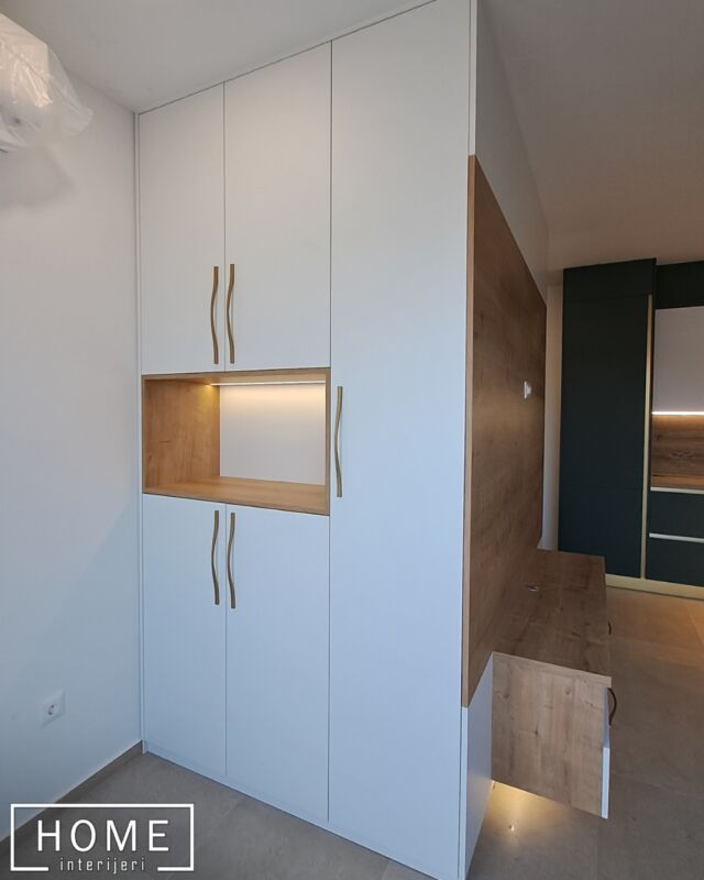 Upoznajte našu najnoviju kreaciju - ormar u mat bijeloj soft touch površini s nježnim dodirima hrasta.Ova kombinacija donosi minimalističku eleganciju u vaš prostor. Visina 3303 mm.Želite namještaj koji je po mjeri i po vašem stilu? Nazovite nas na 📞 +385 98 194 1132Za više informacija javite nam se u DM ili ostavite upit na našoj web stranici!www.HomeInterijeri.hr#HomeInterijeri #Interior #Design #dnevniBoravak #moderniDizajn #tamniTonovi #drveniDekor #luksuzniNamještaj #kvaliteta #sofisticiraniStil #interijerInspire